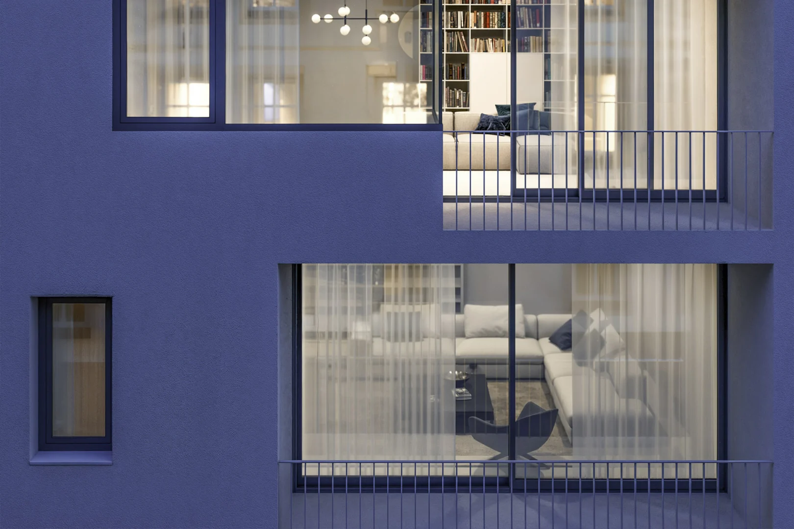 Solarlux Ecoline S tolóajtó és fix ablakmező összehangolt profilképpel, kivilágított modern homlokzaton