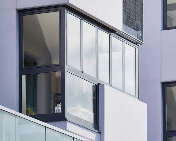 Solarlux SL 35 keretezett alumínium harmonikaajtó egy emeleti erkély üvegezett beépítéseként