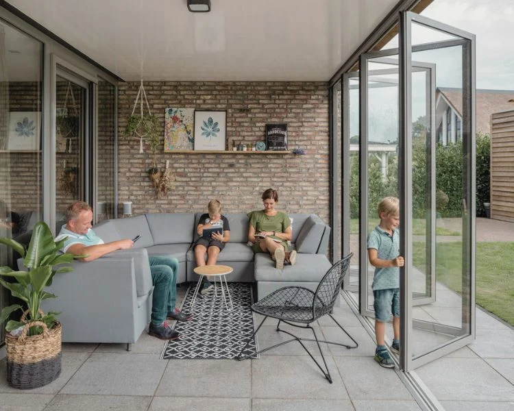 Solarlux SL45 harmonikaajtó teljesen nyitott állapotban, kertkapcsolatos nappali